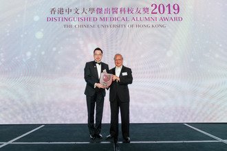 CUHK Council Chairman Dr. Norman LEUNG presented the award to Awardee of Global Achievement 2019 Dr. Dexter LEUNG