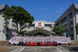 Group photo of procession members, secondary school principals and representatives, CU Medicine’s teaching staff and medical freshmen