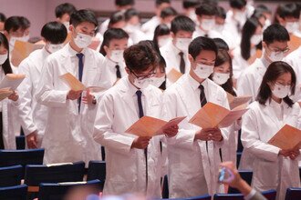 Freshmen took the medical student oath