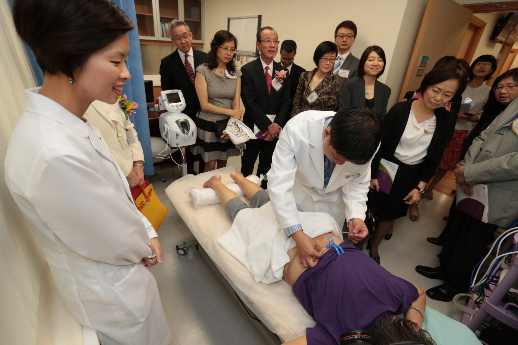 Medical practitioners of HKIIM explain the integrated medicine
