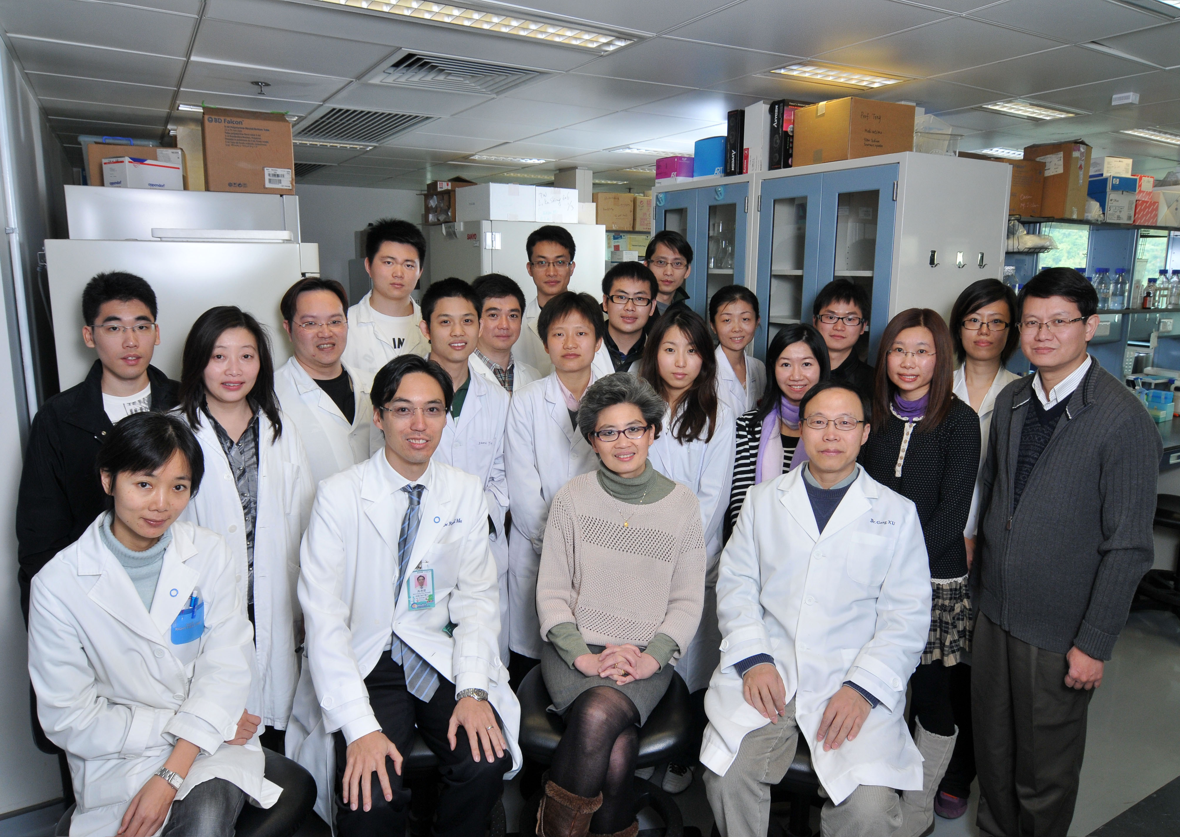 馬青雲教授和陳重娥教授(前排左二及左三)與中大糖尿病團隊