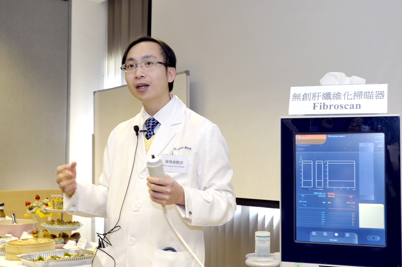 Professor Vincent Wai Sun WONG, Deputy Director, Centre for Liver Health, CUHK demonstrates the fibroscan which allows accurate assessment of the status on liver fibrosis and fatty liver.
