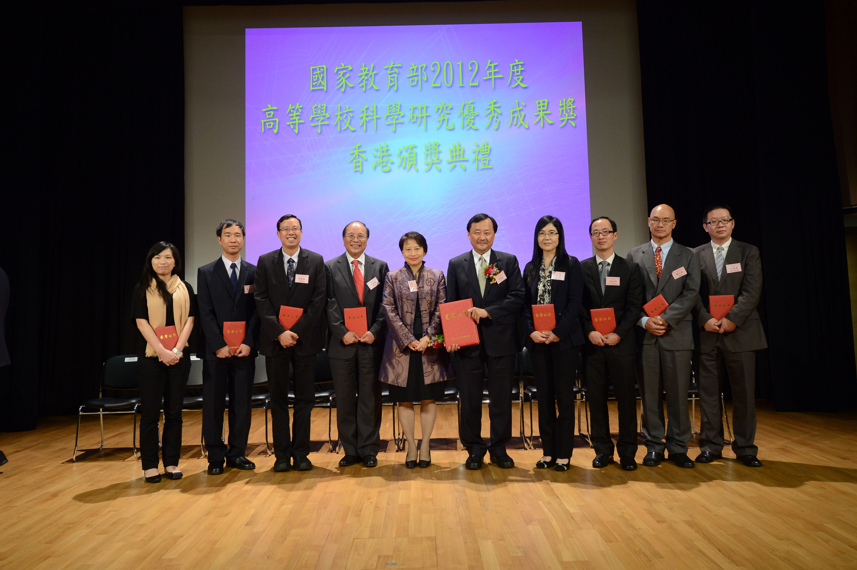 A group photo of CUHK award recipients and Mrs. Cherry TSE LING Kit-ching, Permanent Secretary for Education, HKSAR Government (5th left)