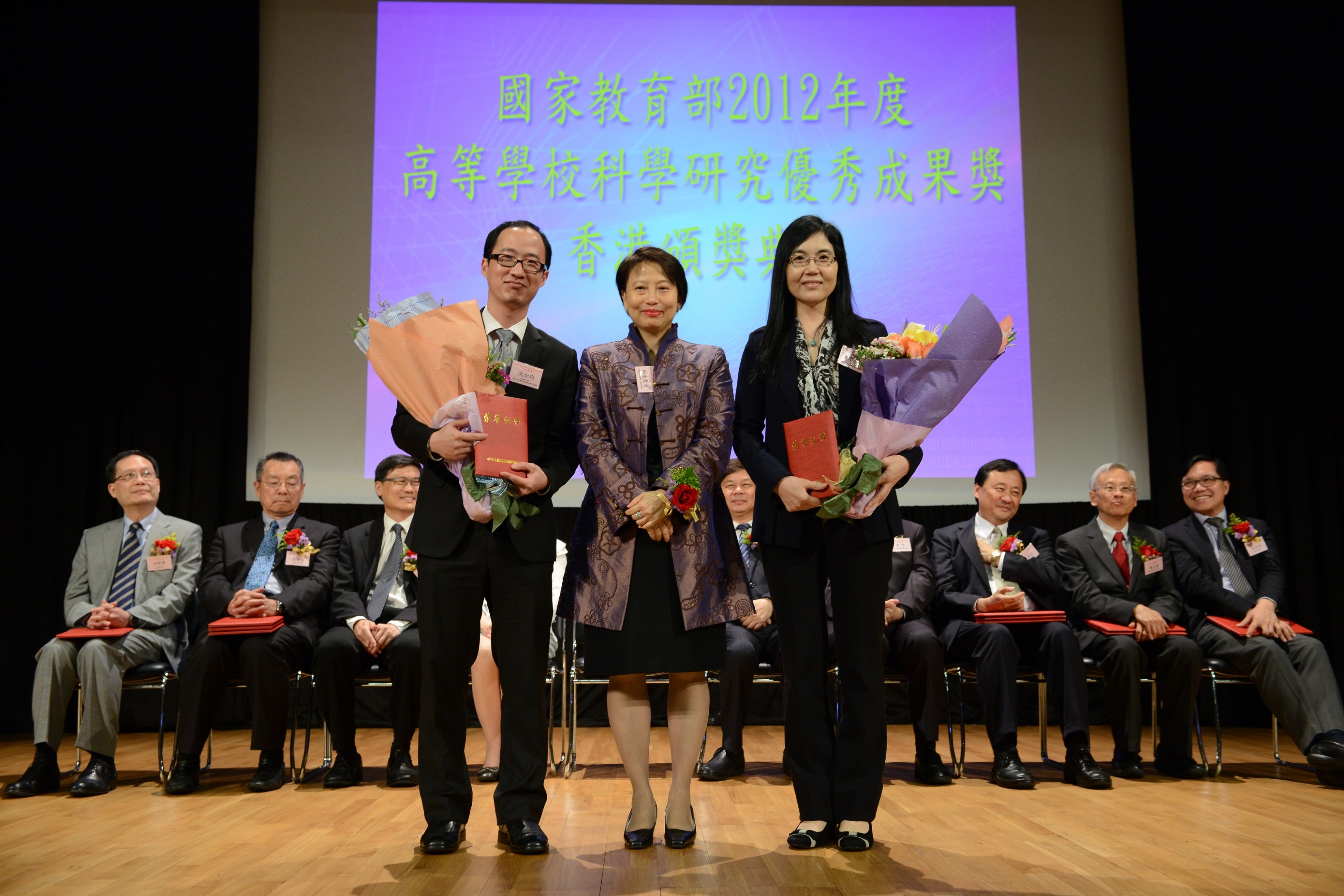 Professor Jun YU, Professor, and Mr. Jiayun SHEN, PhD student, Department of Medicine and Therapeutics, CUHK receive their award certificates from Mrs. Cherry TSE LING Kit-ching