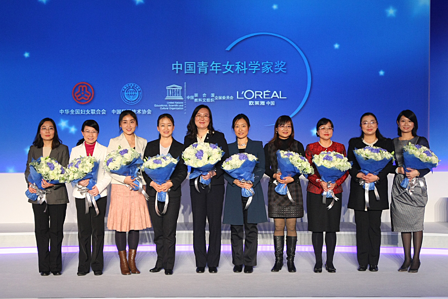 Professor Rossa Chiu receives the award from Ms. Lan Zhenzhen, vice president of L'Oreal China.