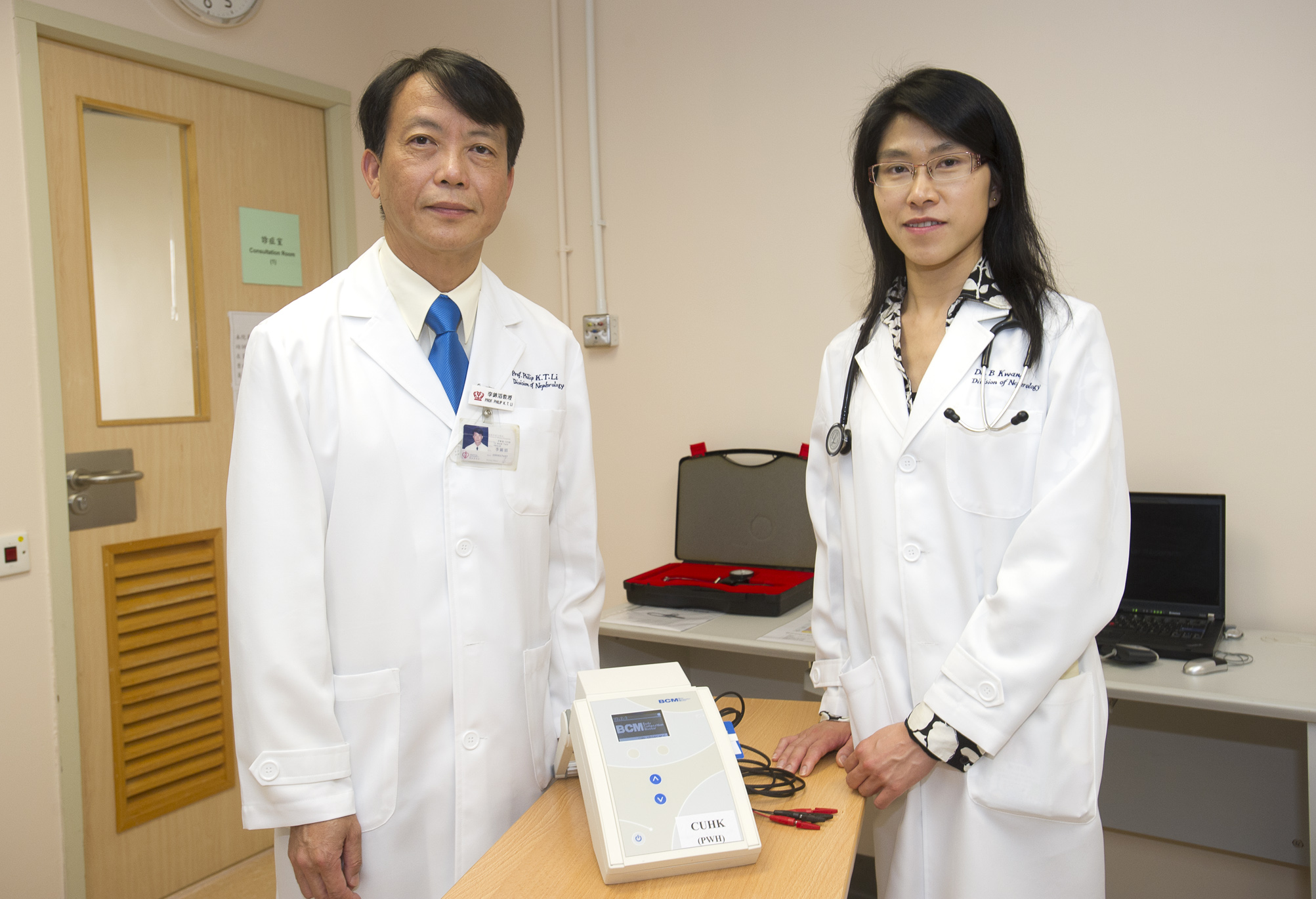中大內科及藥物治療學系腎臟科主管兼名譽教授李錦滔教授（左）及副教授關清霞教授展示生物阻抗多頻譜儀器。 