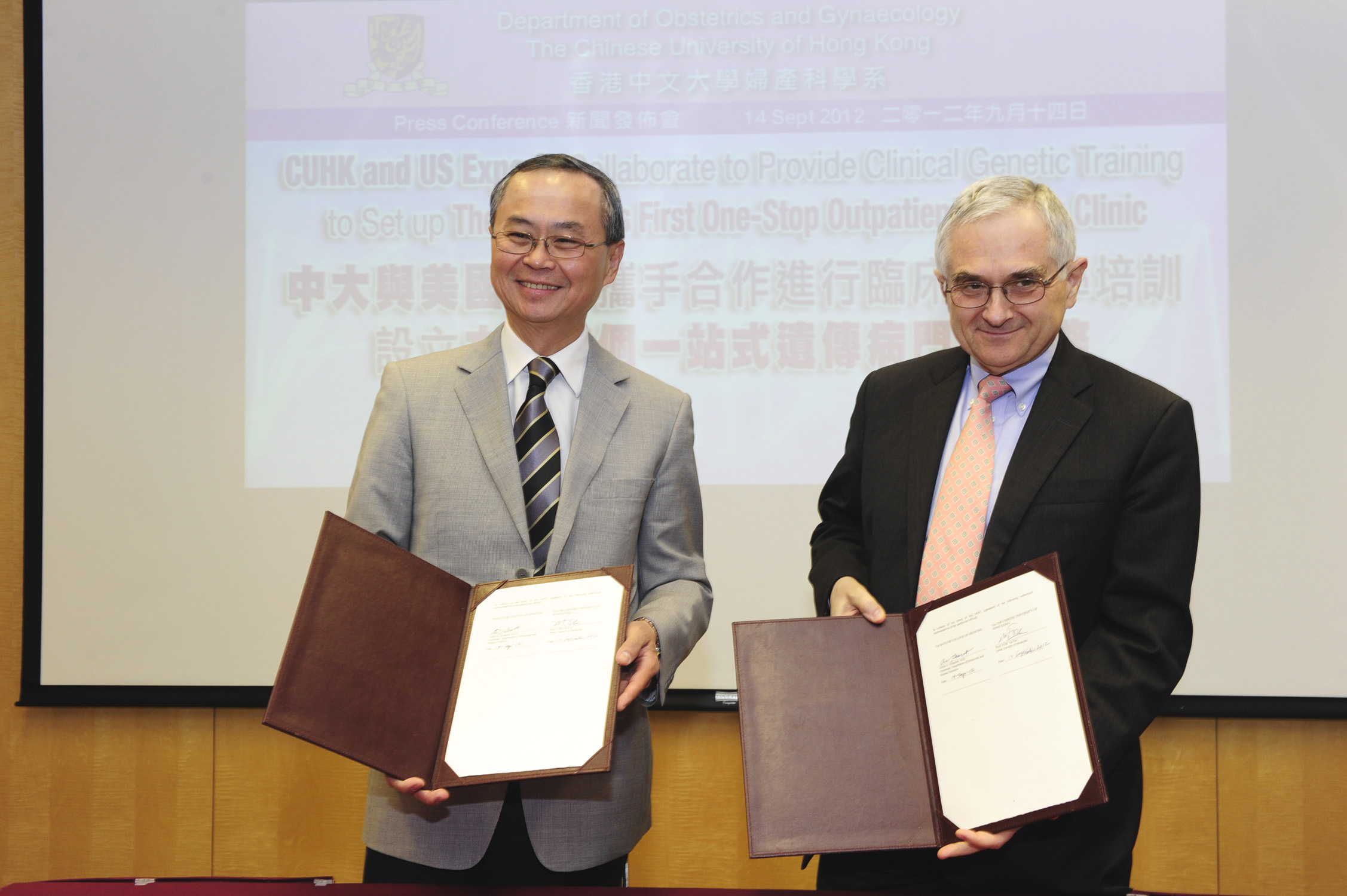 From left: Prof. Tai Fai FOK, Dean of Faculty of Medicine and Professor of Paediatrics and Prof. Arthur BEAUDET, Professor, Department of Molecular and Human Genetics, Baylor College of medicine of The United States of America signed and present the memorandum of understanding