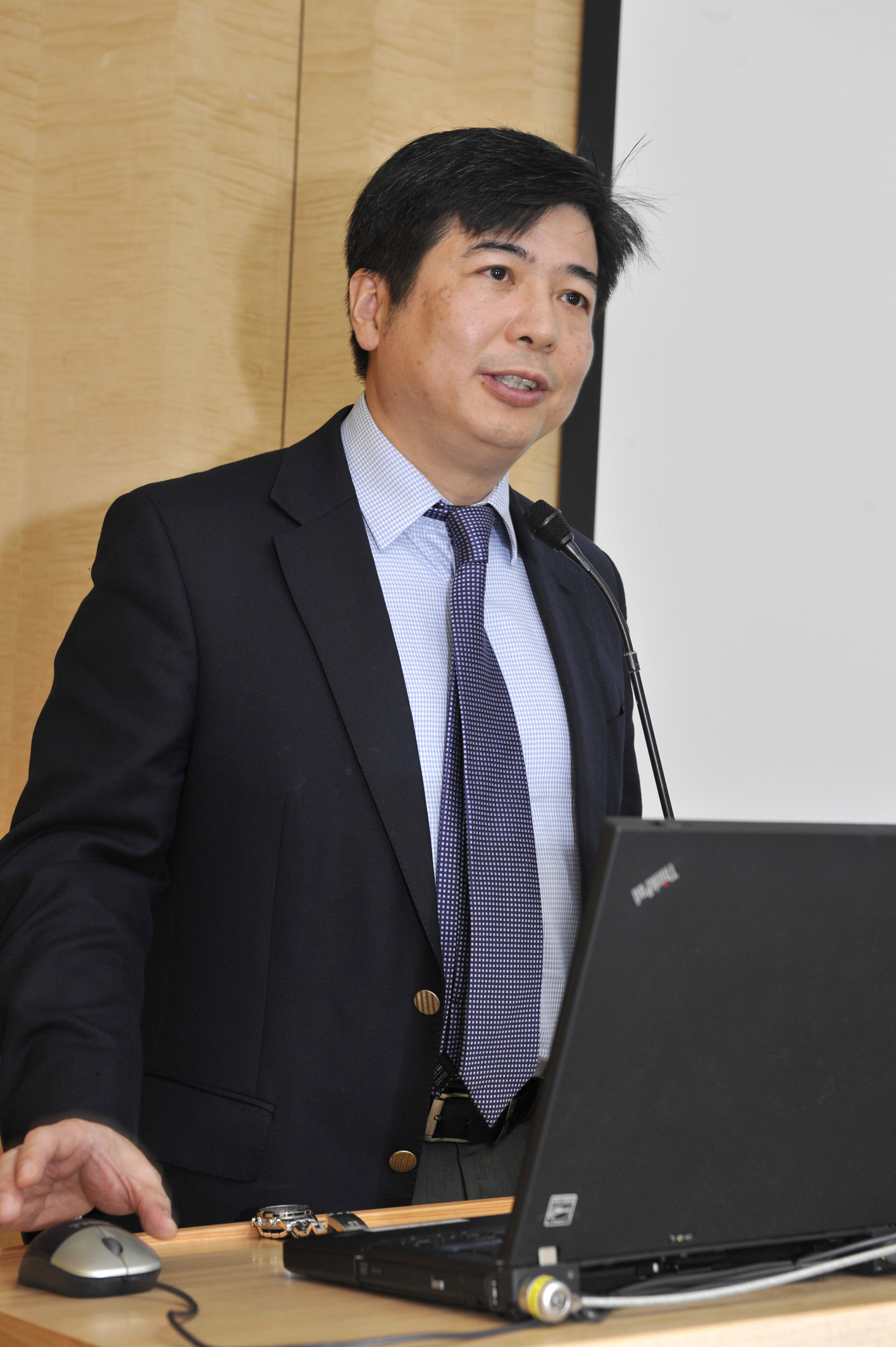 Prof. SHAM Pak Chung, Head of Department of Psychiatry, Li Ka Shing Faculty of Medicine, HKU briefed how the researchers found significant different in the frequencies of certain variants between patients and people without epilepsy and found a gene called CAMSAP1L1 which may affect how nerve cells in the brain grow to form connection and networks with each other