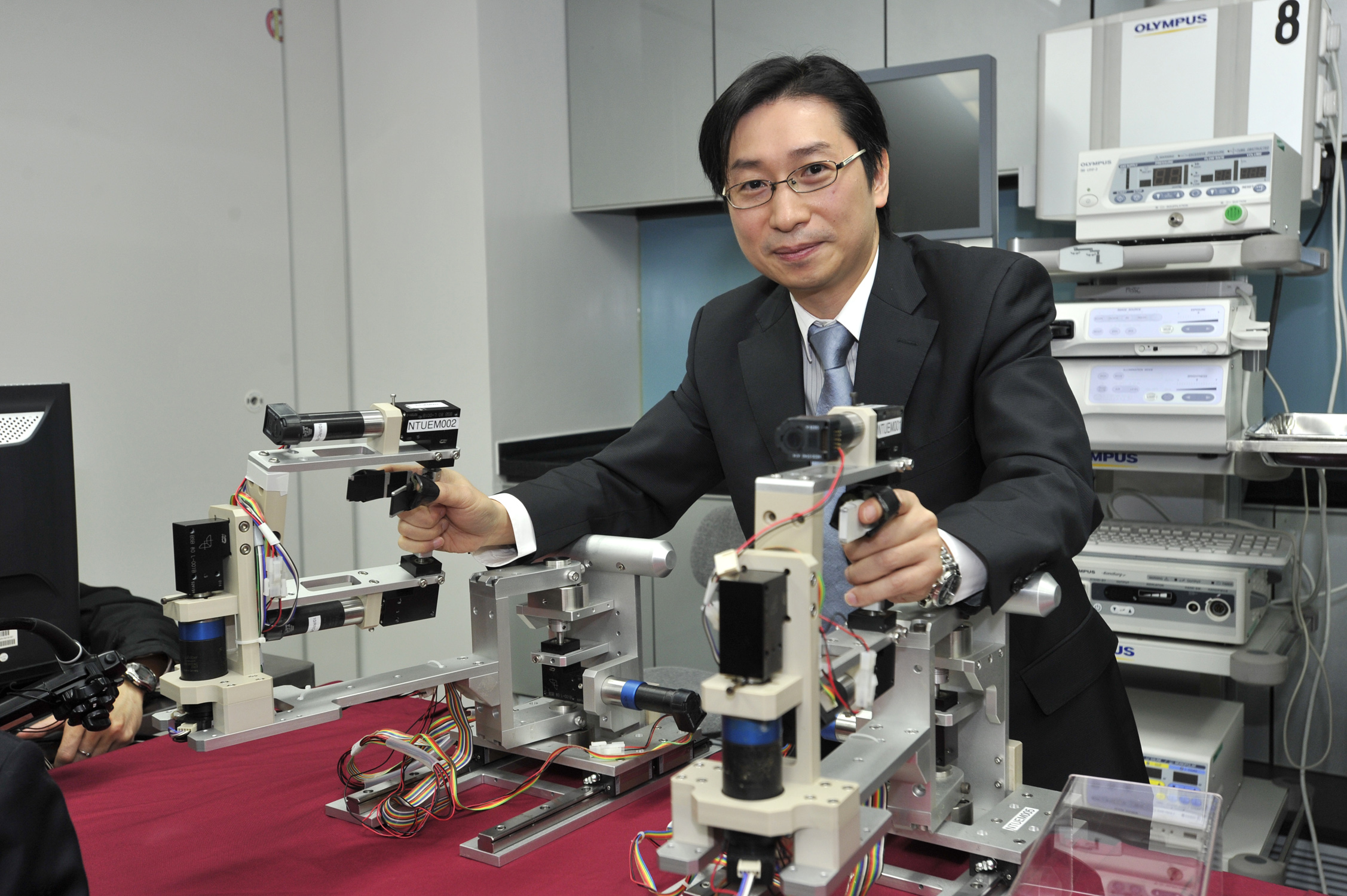 中大外科学系赵伟仁教授与来自新加坡的研究人员合作，进行了香港首两例机械人辅助的ESD手术治疗早期胃癌。