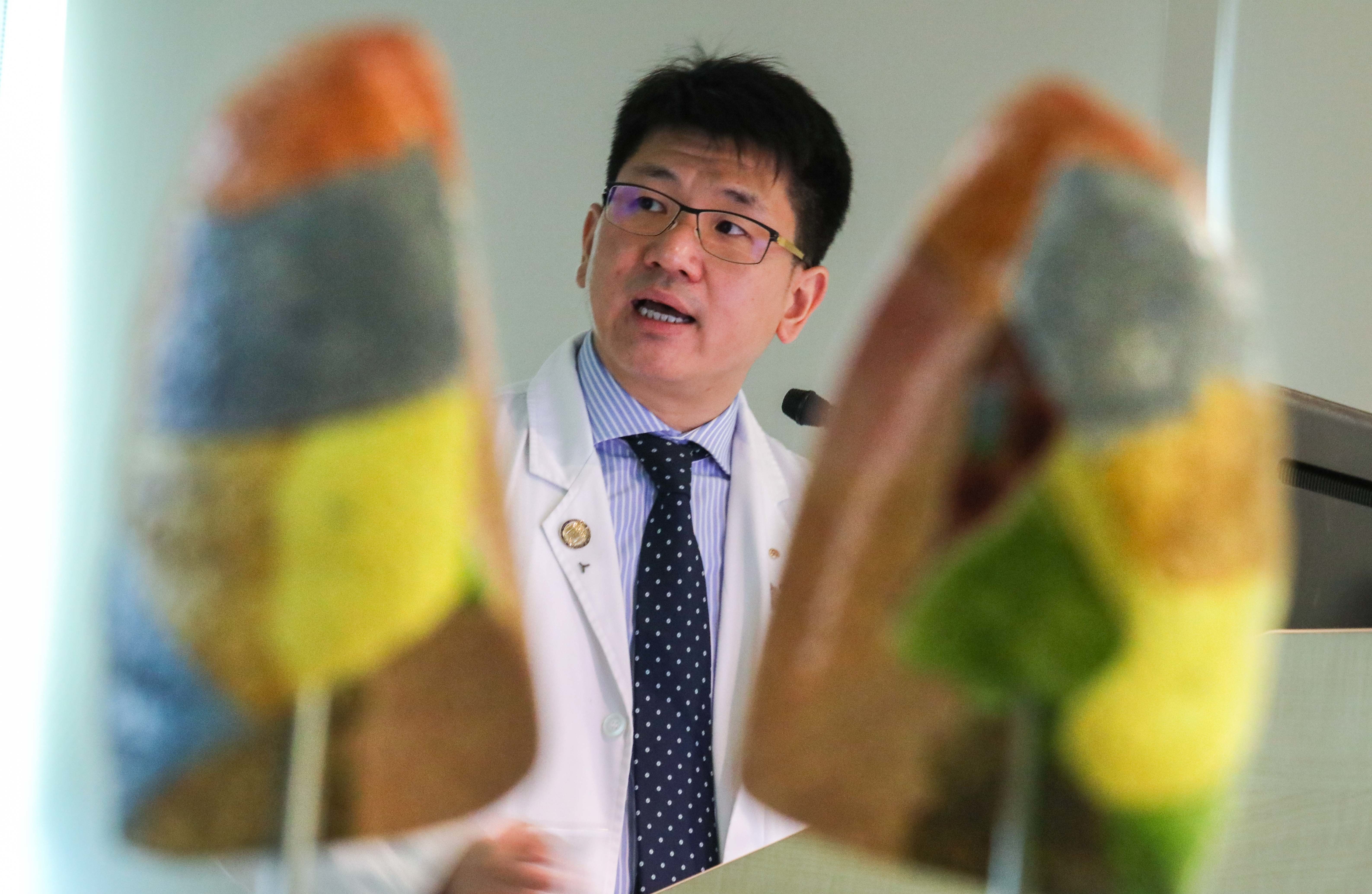 Dr. Calvin NG (left), Associate Professor, Division of Cardiothoracic Surgery, Department of Surgery, Faculty of Medicine, CUHK