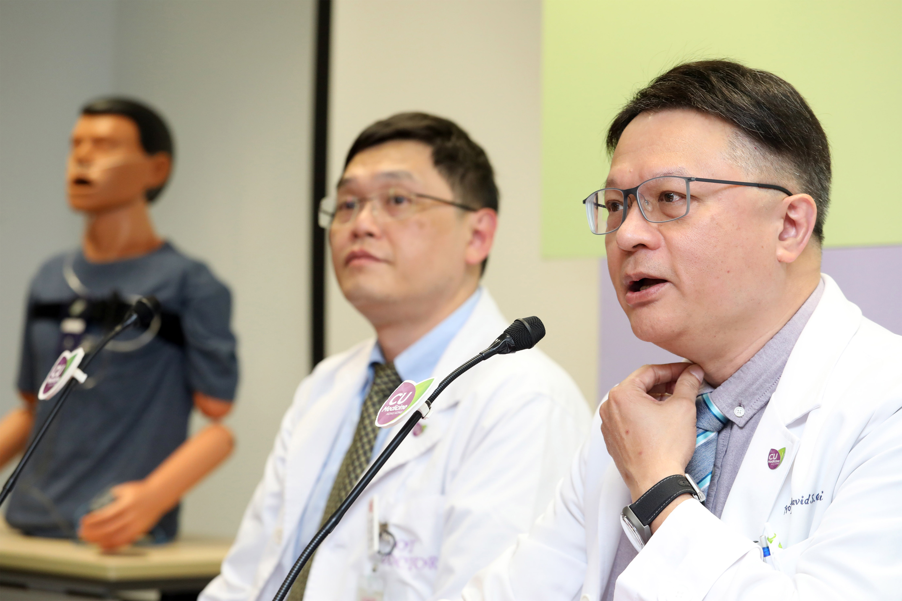 Professor David Shu Cheong HUI (right), Chairman and Stanley Ho Professor of Respiratory Medicine, Department of Medicine and Therapeutics, Faculty of Medicine at CUHK explains Asians tend to have shorter or smaller chin, which is one of the risk factors of OSA.