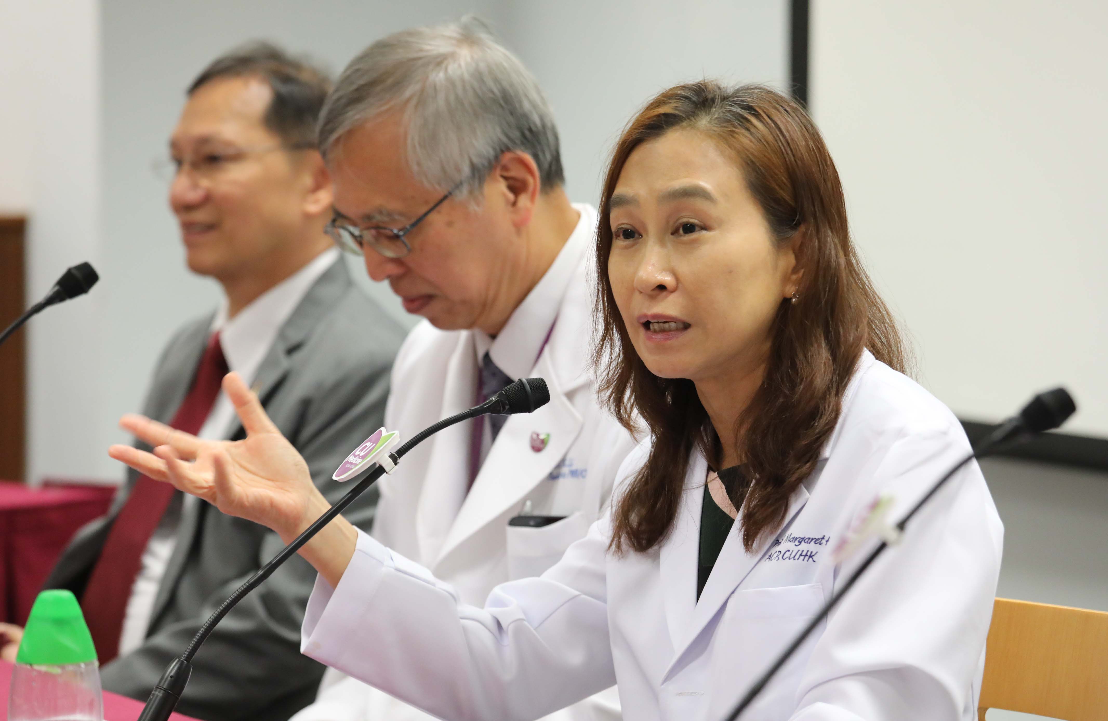 Professor Margaret NG (right), Professor of the Department of Anatomical and Cellular Pathology of the Faculty of Medicine at CUHK, explains that in CAR-T cell therapy, a patient’s T cells are genetically modified to build in radar-like receptors on the cells. The T-cells can recognise and attack cancer cells after being reinfused into the patient’s body.