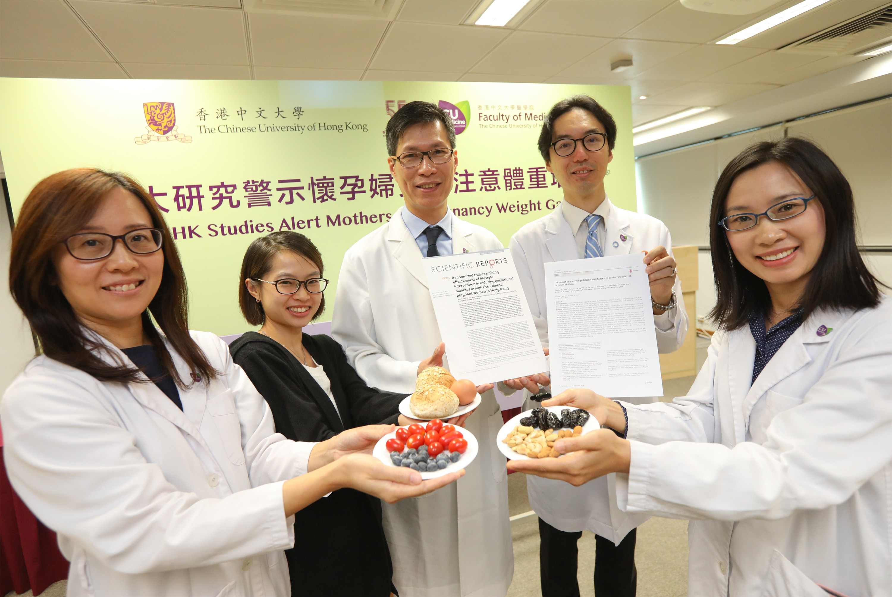 Studies conducted by the Faculty of Medicine at The Chinese University of Hong Kong (CUHK) showed that too much or too little weight gain in pregnancy will lead to cardiometabolic risks in offspring. A Lifestyle Modification Programme has been found effective to achieve optimal gestational weight gain. (From left: Dr. Ruth Suk Mei CHAN, Senior Research Fellow, Centre for Nutritional Studies; study participant madam Cheng; Prof. Wing Hung TAM, Professor, Department of Obstetrics and Gynaecology; Prof. Ronald Ching Wan MA, Head, Division of Endocrinology and Diabetes, Department of Medicine and Therapeutics; and Ms. Bernice Ho Ki CHEUNG, Registered Dietician, Centre for Nutritional Studies, Faculty of Medicine at CUHK) 