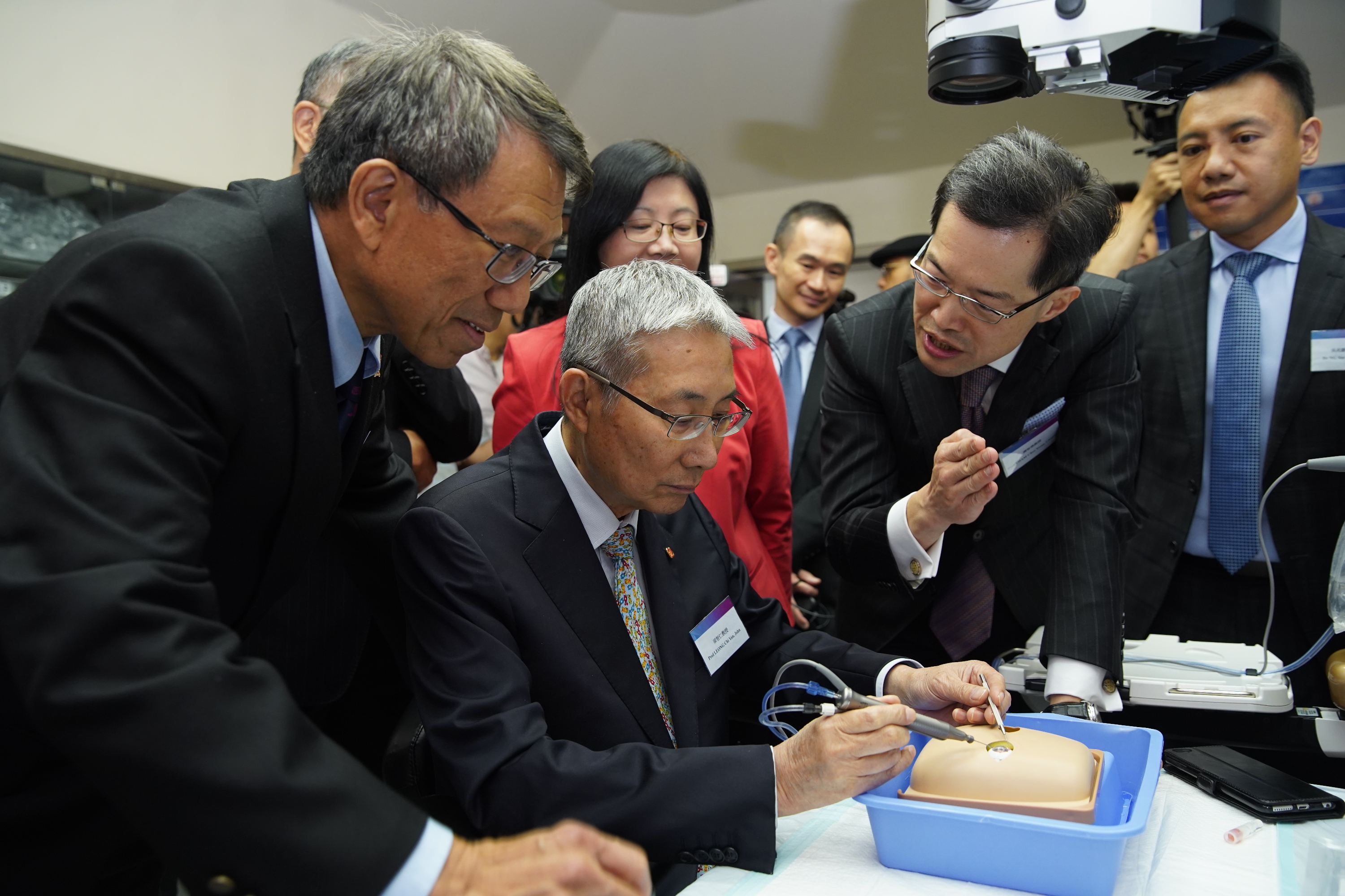 Guests visit the ophthalmic microsurgical training equipment at the CUHK Eye Centre. Every year more than 100 eye doctors and eye care professionals will be able to enhance their surgical and procedural skills through the “CUHK Jockey Club Ophthalmic Microsurgical Training Programme”.