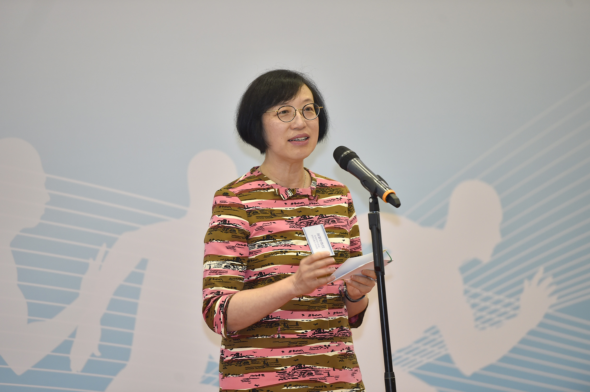 Professor Sophia CHAN remarks that the overweight and obesity problems among Hong Kong people are alarming. She encourages the general public to maintain a healthy diet and exercise regularly.