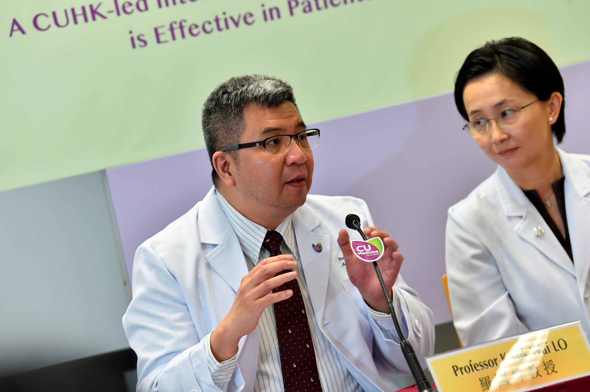 羅國煒教授(左)表示，希望通過找出鼻咽癌患者的生物標記，可促進治療後評估和精準治療的發展，從而提高治療效果。