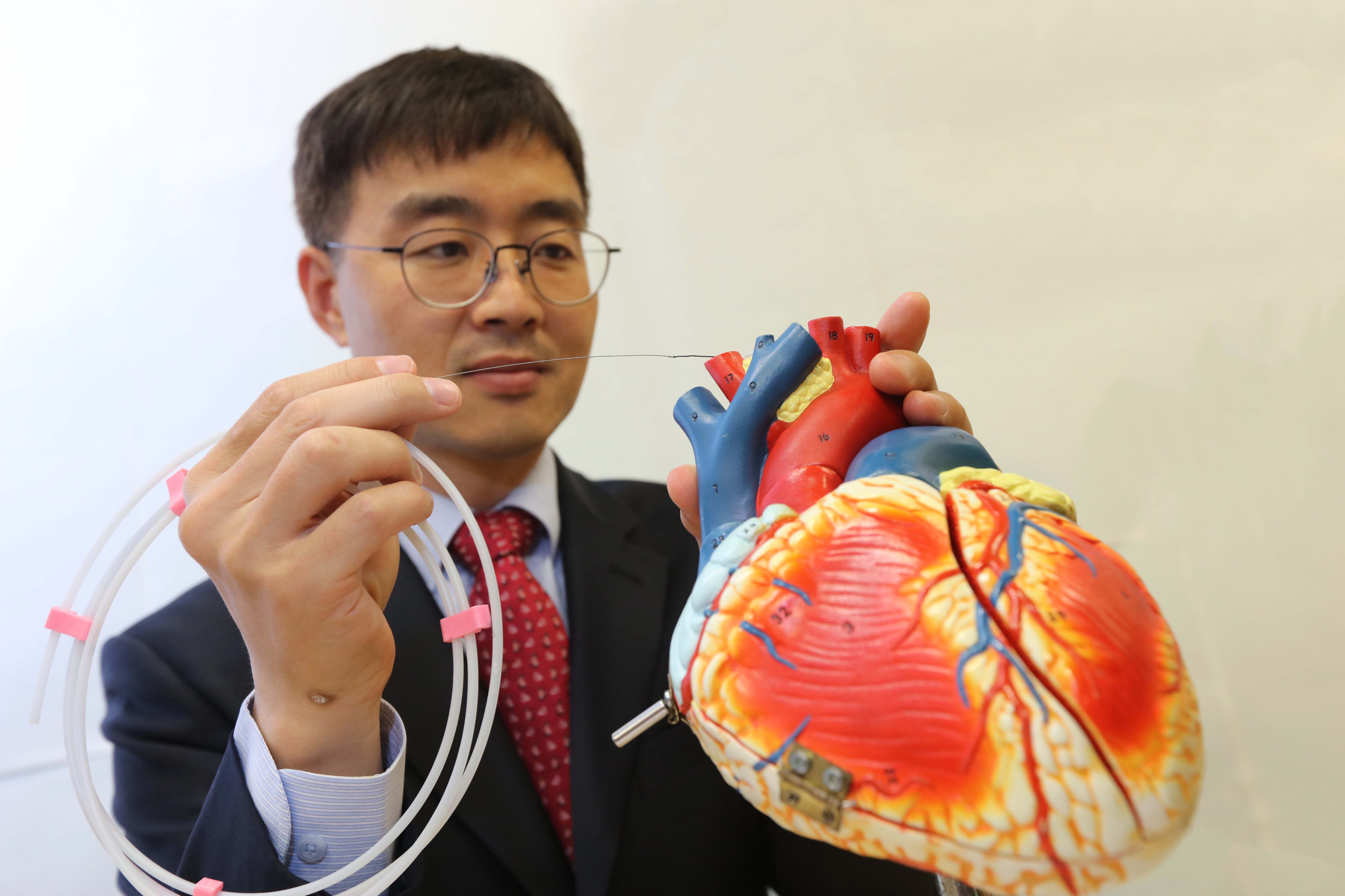  Prof. Hongsoo CHOI demonstrates how a guidewire-based microbot may be used for a robot-assisted percutaneous coronary intervention procedure.