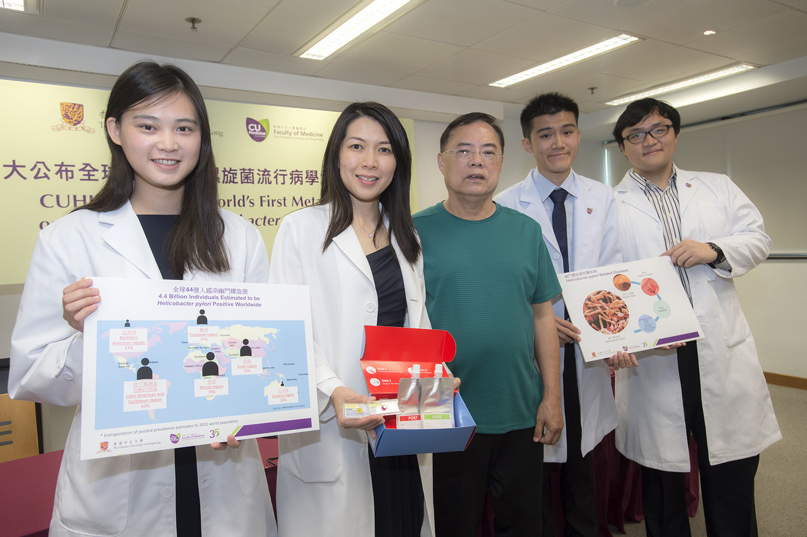 A research team formed by gastroenterologists including Prof. Siew NG (2nd from left) from the Department of Medicine and Therapeutics, Faculty of Medicine at CUHK and CUHK Medicine Year 5 students including Ms Lily LAI (1st from left), Mr Michael SUEN (2nd from right) and Mr James HOOI (1st from right), found that 4.4 billion people worldwide are infected with Helicobacter pylori. Mr LO (middle) shares his experience of Helicobacter pylori infection at the press conference.
