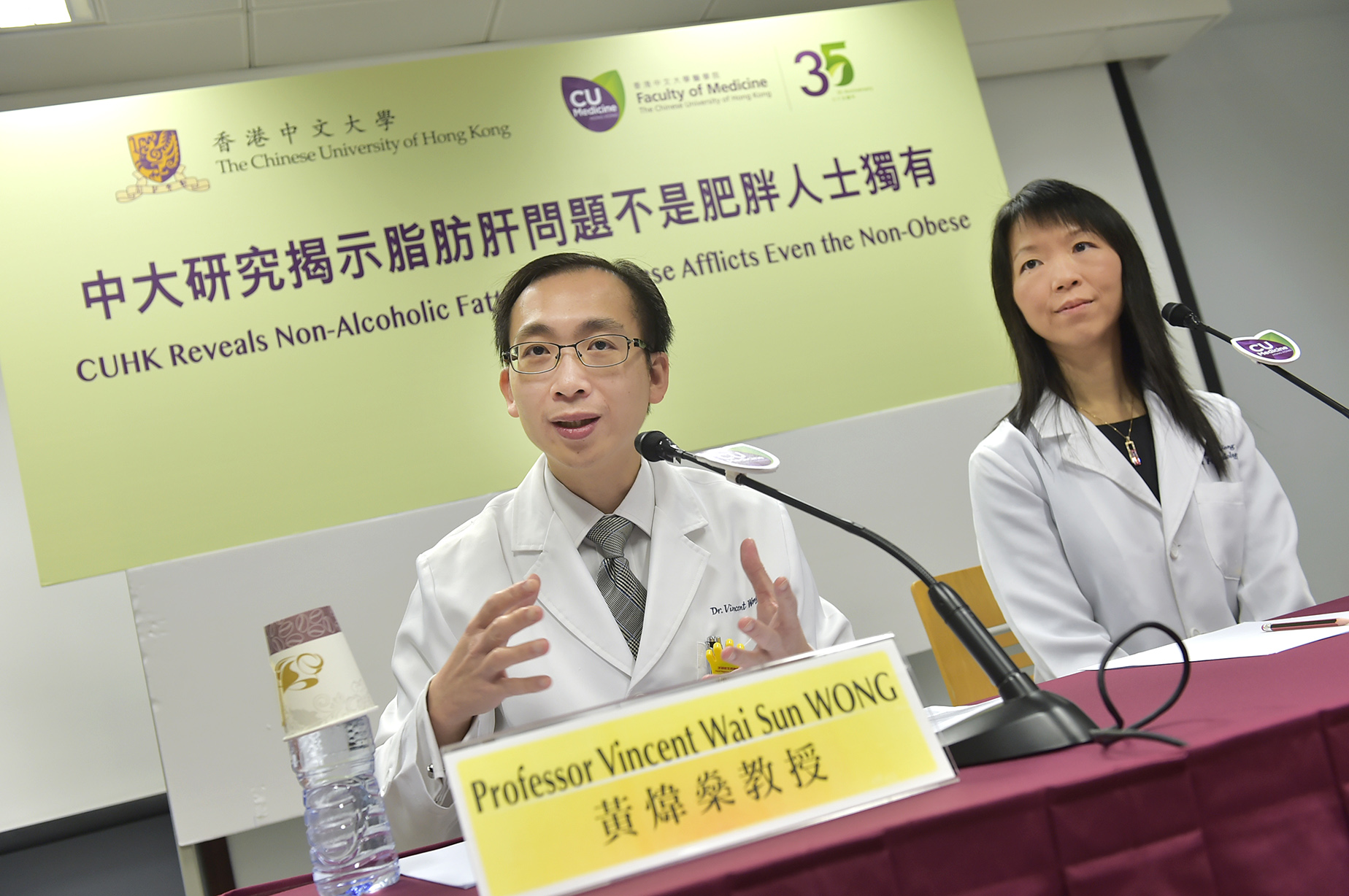 Studies conducted by CUHK Faculty of Medicine reveal that 1 out of 5 non-obese subjects suffer from non-alcoholic fatty liver disease. Some cases may even develop severe liver fibrosis. (Left) Prof. Vincent WONG and Prof. Grace WONG, Division of Gastroenterology and Hepatology, Department of Medicine and Therapeutics.