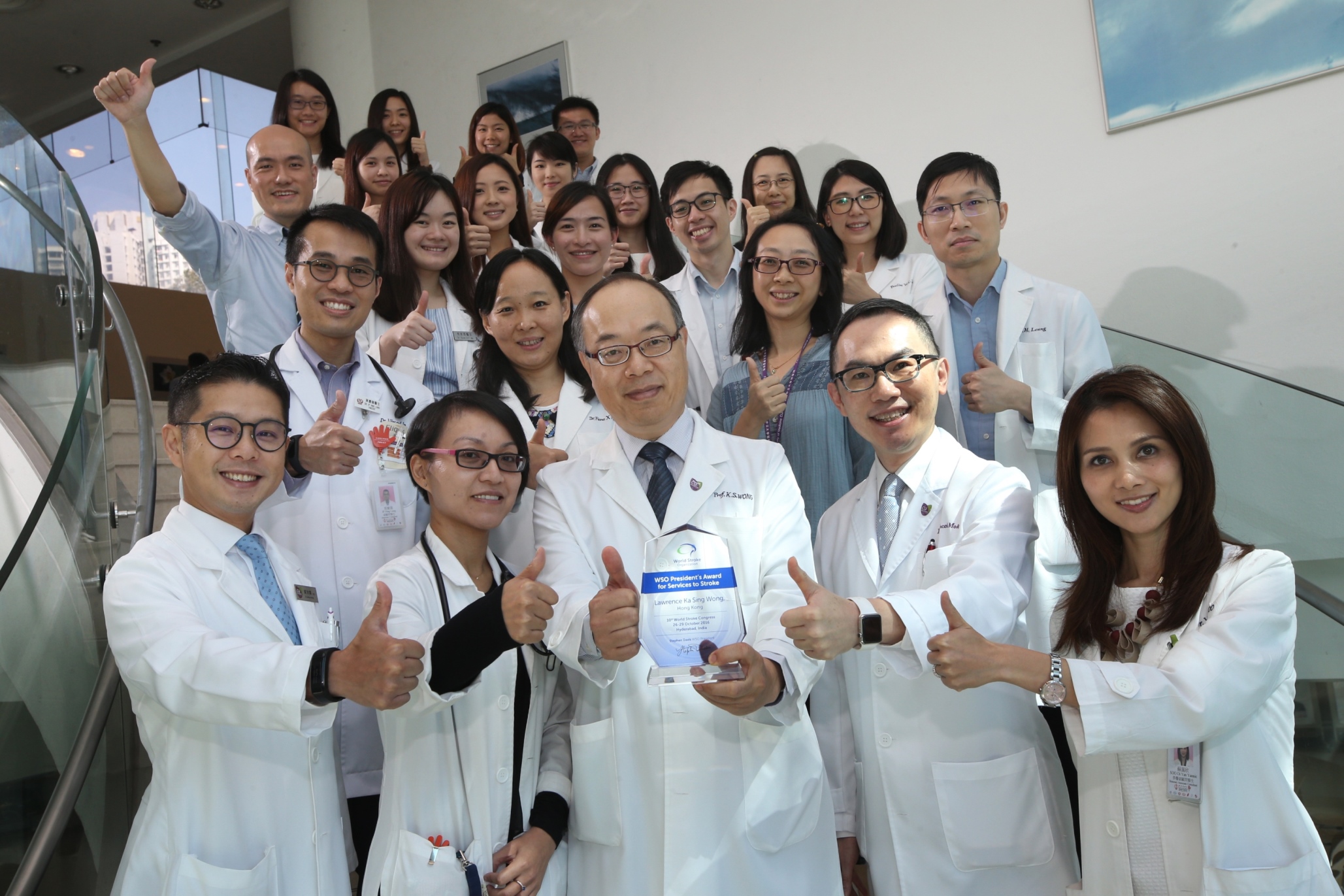Prof. Lawrence Ka Sing WONG (front row centre), Mok Hing Yiu Professor of Medicine and Head of Division of Neurology, Department of Medicine and Therapeutics, CUHK receives the ‘World Stroke Organization President’s Award for Services to Stroke’ this year for the contribution of him and his team in stroke research. 