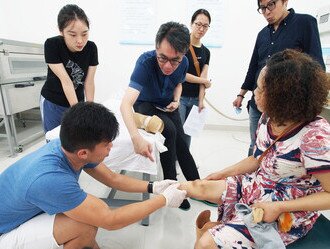 Dr. LAW Sheung Wai taught medical students how to treat the amputees