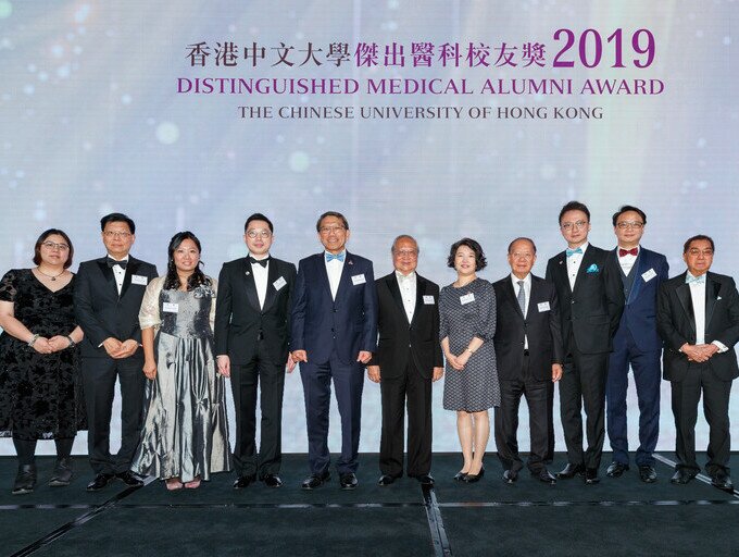 (from right) Dr Tzu-Leung Ho, Faculty Associate Dean (Alumni Affairs) Professor Enders Ng, Faculty Dean Professor Frances Chan, Mr Patrick Huen, Dr Maggie Yeung, CUHK Council Chairman Dr Norman Leung, CUHK Vice-Chancellor Professor Rocky Tuan, Dr Dexter Leung, Dr Jennifer Tong, and other Members of the Award Selection Panel, Mr Enders Lam and Dr Xina Lo, took a group photo
