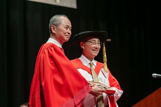 Professor John LEONG Chi-yan received the souvenir from Professor FOK Tai-fai.