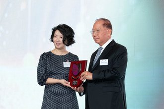 Mr. Patrick HUEN (right), Member of the Award Selection Panel, presented the award to Awardee of Humanitarian Service 2019 Dr. Maggie YEUNG