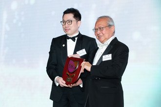 CUHK Council Chairman Dr. Norman LEUNG (right) presented the award to Awardee of Global Achievement 2019 Dr. Dexter LEUNG