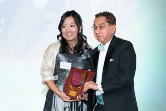 Dr. Tzu Leung HO (right) presented the award to Awardee of Humanitarian Service 2019 Dr. Jennifer TONG