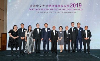 Dr Tzu-Leung HO, Faculty Associate Dean (Alumni Affairs) Professor Enders NG, Faculty Dean Professor Frances CHAN, Mr Patrick HUEN, Dr Maggie YEUNG, CUHK Council Chairman Dr Norman LEUNG, CUHK Vice-Chancellor Professor Rocky TUAN, Dr Dexter LEUNG, Dr Jennifer TONG, and other Members of the Award Selection Panel, Mr Enders LAM and Dr Xina LO, took a group photo.