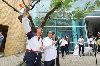 Professor FONG Wing-ping, Head of Chung Chi College and Professor H K NG, Acting Dean of Faculty of Medicine, hosted the starting ceremony