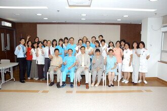 Dr. LUK Che Chung with his colleagues