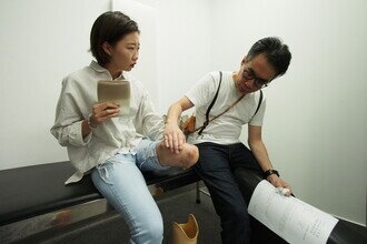 Dr. LAW Sheung Wai introduced prosthesis to amputees of Sichuan earthquake