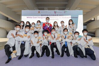Group photo of Dean CHAN and medical freshmen