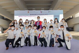 Group photo of Dean CHAN and medical freshmen