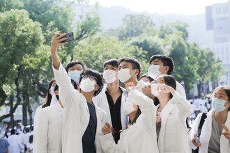 Freshmen celebrated the start of their medical journey