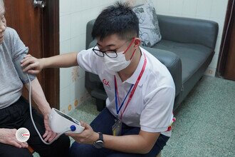 Students visit the elderly under the Community Outreach Programme organised by the Collaborating Centre for Oxford University and CUHK for Disaster and Medical Humanitarian Response (CCOUC) at CU Medicine.