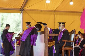 Graduate being capped by Professor CHAN Wai-yee, Pro-Vice-Chancellor/Vice-President, CUHK