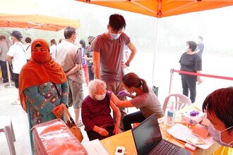 The outreach team organised by CU Medicine visits the remote villages in Lantau Island to give vaccinations for the elderly and residents of less mobility. 