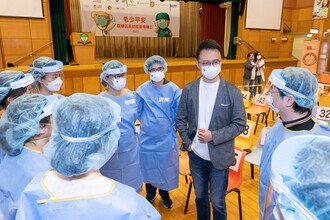 Prof Francis CHAN, Dean of CU Medicine cheers the medical alumni and students for their committed service to the community vaccination programme in Kwun Tong district. 