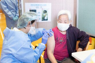 The community vaccination programme in Kwun Tong district serves mainly the elderly and get them vaccinaed during the epidemic.
