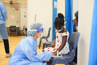 A medical student explained to vaccinated kids on how to protect themselves from COVID infection by using the cartoon book.