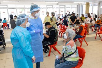 The community vaccination programme in Sham Shui Po district serves the elderly and get them vaccinaed during the epidemic.