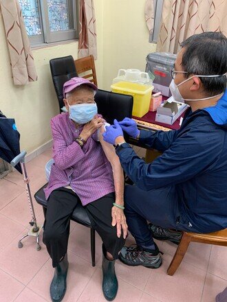 The outreach team revisits the remote villages in Tung Chung to help the children, the elderly and residents of less mobility get vaccinated.