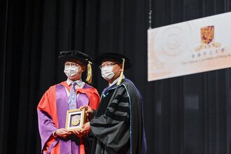 Prof. Francis CHAN, SBS, JP, Dean, Faculty of Medicine of CUHK presents souvenir to Guest of Honour of Medicine Session, Dr. Sunny CHAI Ngai Chiu, BBS, JP, Chairman of Hong Kong Science and Technology Parks Corporation.