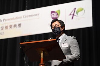 Faculty Education Awardee, Dr. Christopher SEE, Lecturer, School of Biomedical Sciences, Faculty of Medicine of CUHK, gives his speech. 