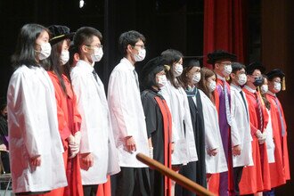Group photo of procession members and medical freshmen at the Coating Ceremony