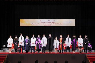 Group photo of procession members and medical freshmen at the Coating Ceremony