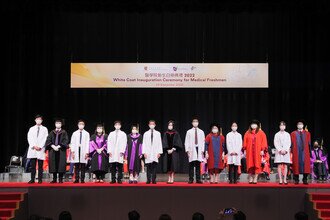 Group photo of procession members and medical freshmen at the Coating Ceremony